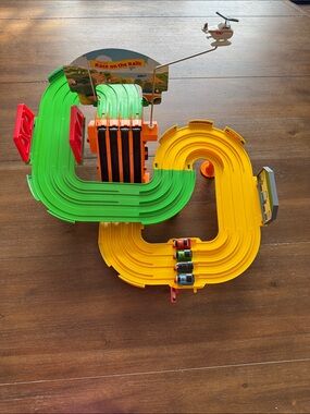 Vintage Thomas and Friends Tomy Thomas’ Race On The Rails Train Set